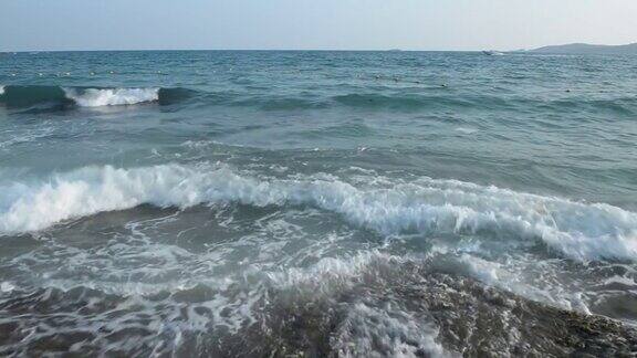 大海和海浪海岸上的石头