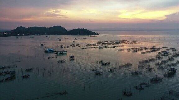 日落场景无人机拍摄的泰国松卡湖养鱼电影