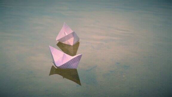 湖面上漂浮着两只小纸船
