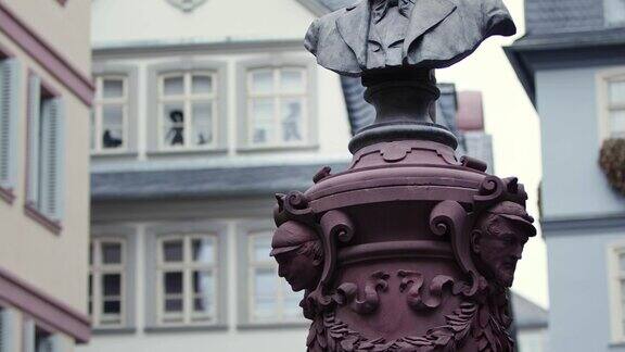 德国诗人和作家弗里德里希·施托尔策在法兰克福罗默的雕像