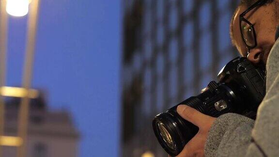 摄影-专业的摄影师在街上工作时使用摄影相机