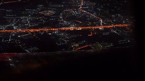 从机场起飞后飞机在夜间飞过城市上空