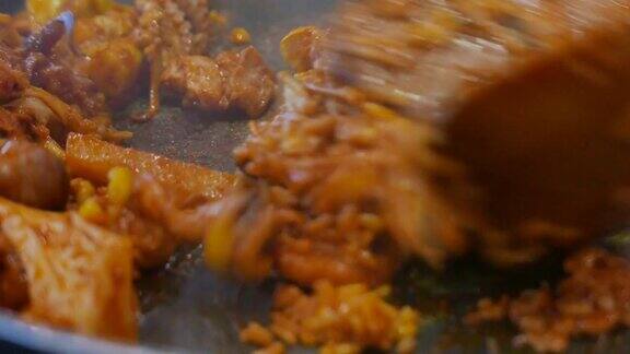 4K视频:韩国料理加比火锅鸡肉海鲜炒饭