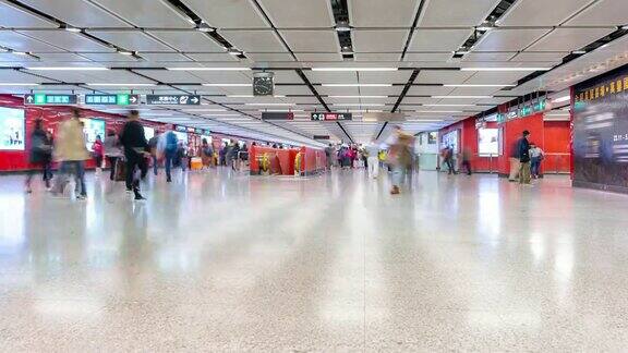慢镜头:香港地铁车站的行人、旅客和游客