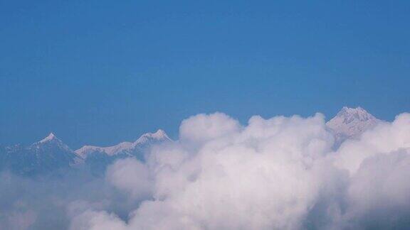 天蓝蓝的康城章嘉山前的云在移动