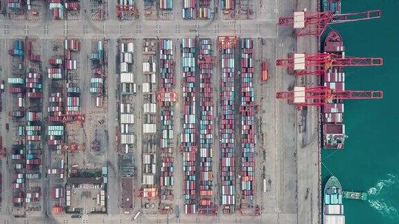 集装箱船繁忙的工业港口