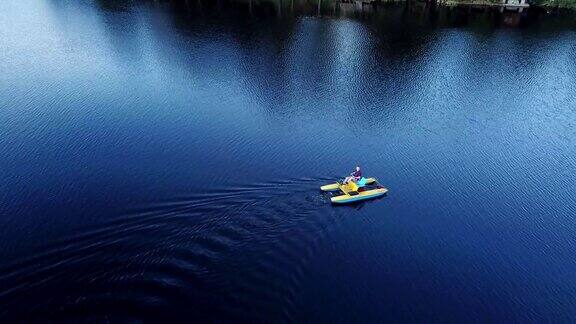 鸟瞰图上的人谁在一个湖上的脚踏双体船水上自行车