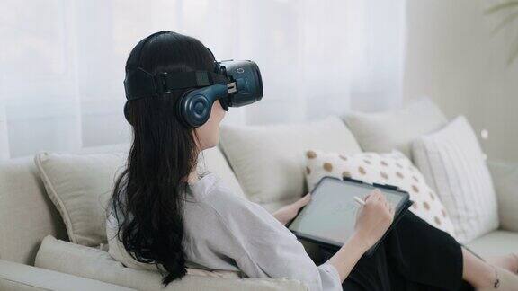 女性在家使用VR眼镜工作