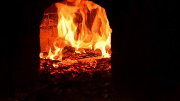 传统的旧木火炉视频