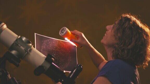 孕妇通过望远镜看星星占星术占星术预测胎儿