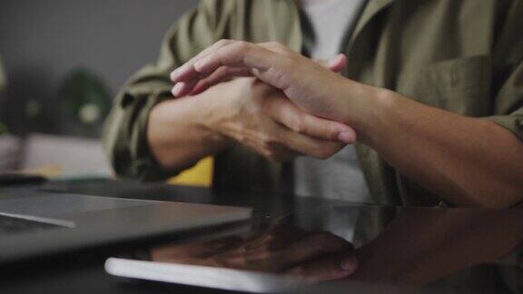 一名亚洲成年男子手痛的4k视频给他的手按摩