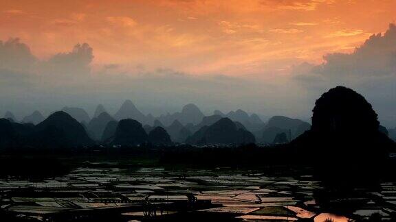 日落在中国南方桂林的稻田上