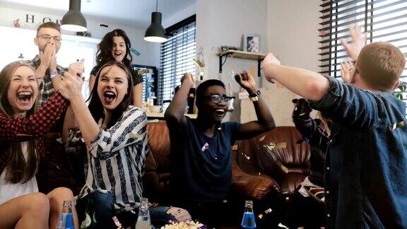 情感非裔美国球迷庆祝胜利的五彩纸屑4K特写各种各样的支持者在电视上疯狂地观看体育比赛