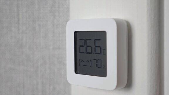 室内电子温度计显示温度和湿度