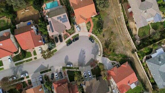 这是无人机拍摄的加州西米谷居民街道的鸟瞰图