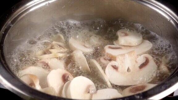 蘑菇剁碎放入锅中煮汤慢炖