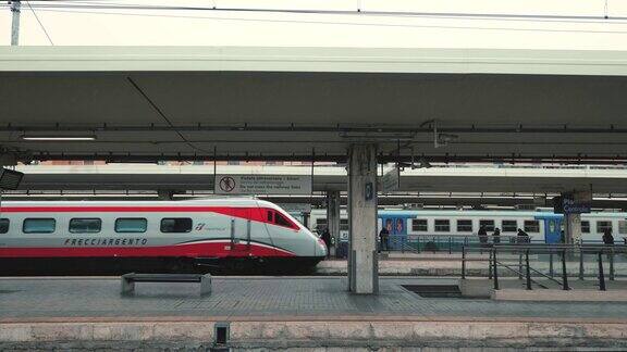 火车在意大利比萨火车站出发