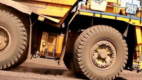 一个大型自卸车在挖掘他的职业生涯一个工业卡车在采石场疏浚货物一个大型的黄色翻车机