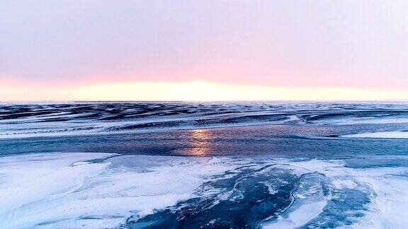 日落下冰冻的河流鸟瞰图-冰岛