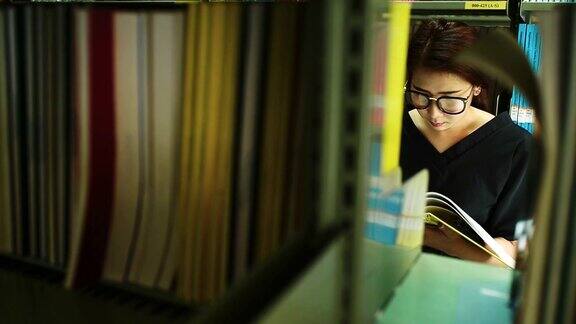 亚洲学生在图书馆看书