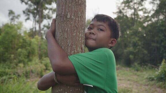 孩子拥抱树木表达对自然的爱