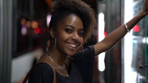 非洲裔年轻女子在夜晚的城市画像