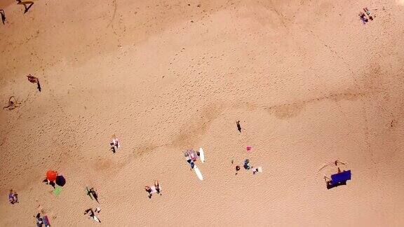 人们在海边的沙滩上放松
