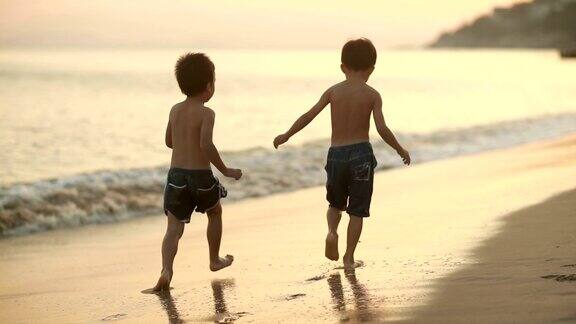孩子们在沙滩上玩耍高清慢镜头