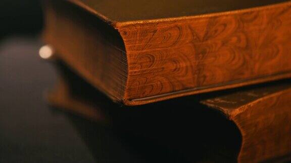 黑屋子里的桌子上放着一堆旧书资料片古典书籍特写