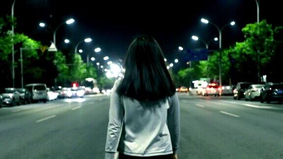 一个年轻女子晚上独自走在街上