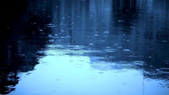 雨滴和倒影倒影在湖上以超慢的动作