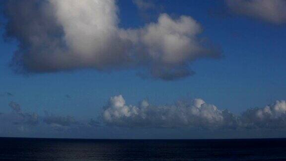 夏威夷北岸时间:美丽的云在海洋上