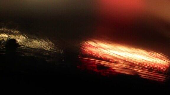 抽象的彩色散景灯来自高速公路路灯在火热的雨夜行驶在4K暴雨中