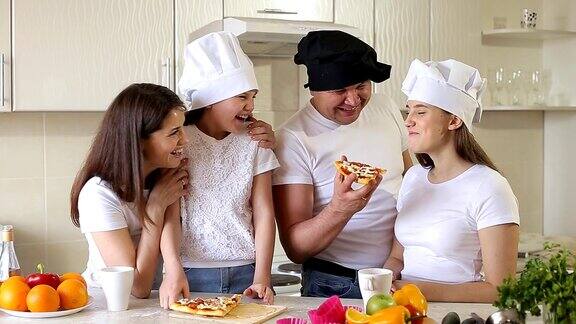 快乐家庭吃披萨