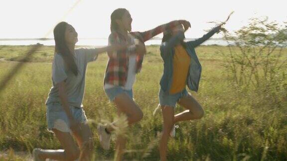 有吸引力的三个年轻人亚洲女人跑步时日落一起有乐趣的夏季旅游生活方式旅游度假时间以山为背景