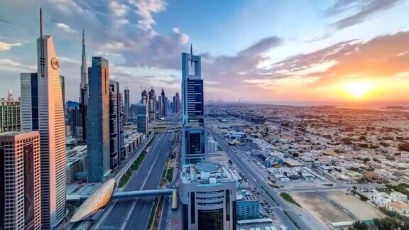 迪拜摩天大楼日落时间流逝的晚上时间迪拜地铁站和谢赫扎耶德路上的交通状况