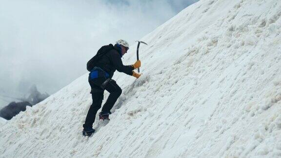 欧洲阿尔卑斯山的冰山和积雪覆盖的石墙带专业设备的资深登山者