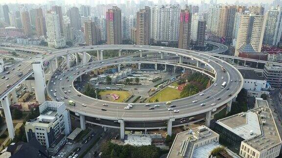 上海南浦大桥空中俯瞰中国高架环线与移动的交通