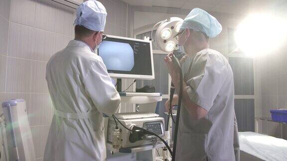 医生和他的助手为手术室的工作准备医疗设备这是医院的真正工作