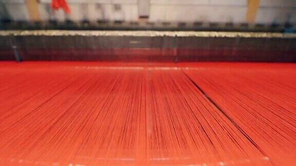 红色的线被工厂用来织布