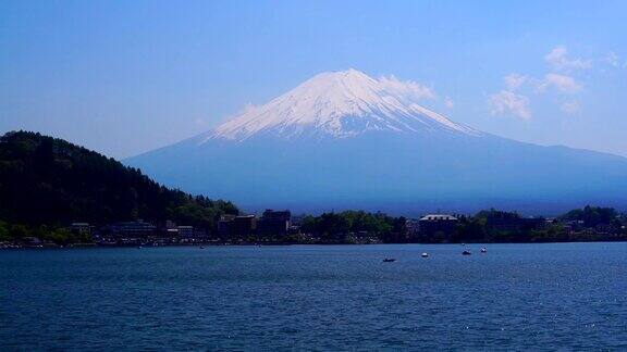 富士山和湖的倒影