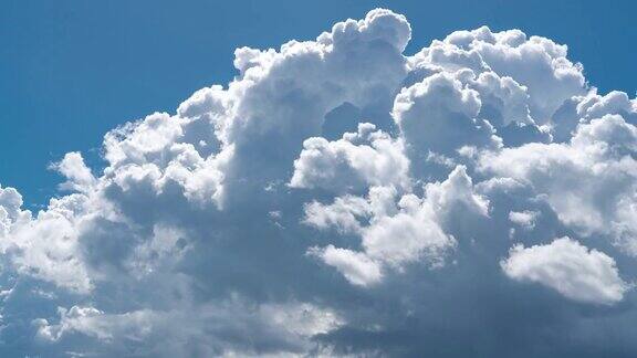 蓝天积雨云在白天的时间