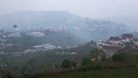 俯视图早晨在高地云覆盖在山谷的幻想雾