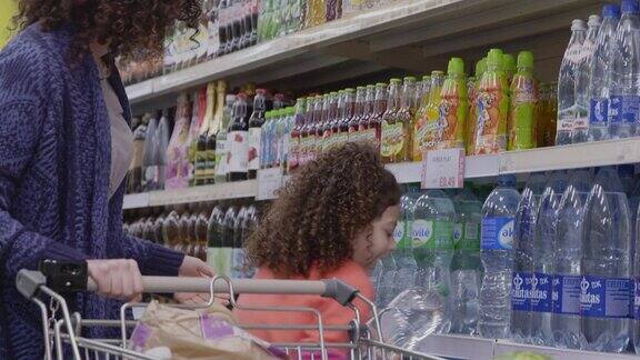 母女在超市购物