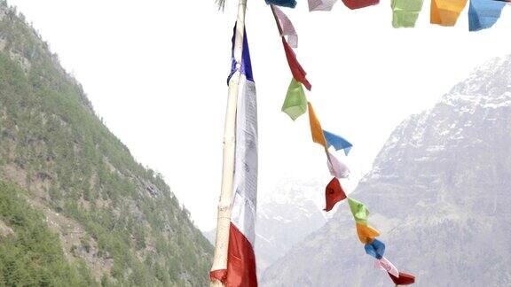尼泊尔山区的彩旗Manaslu区域