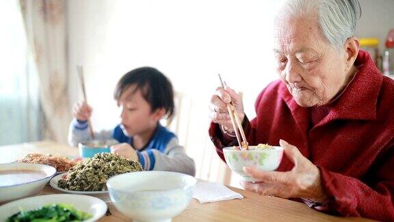 我奶奶吃午饭的时候