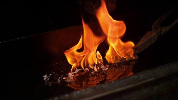 MACRODOF:燃烧的刀片在回火过程中浸入油中