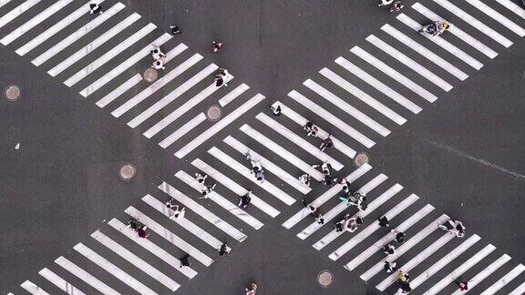 无人机视角的城市街道十字路口