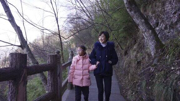 母亲和女儿走在山路上