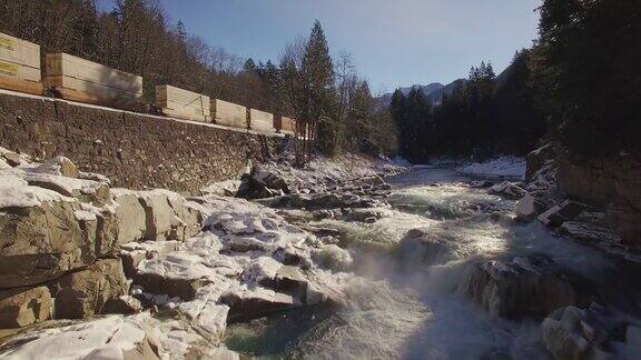 无人机拍摄的鹰瀑布华盛顿在冬季与火车